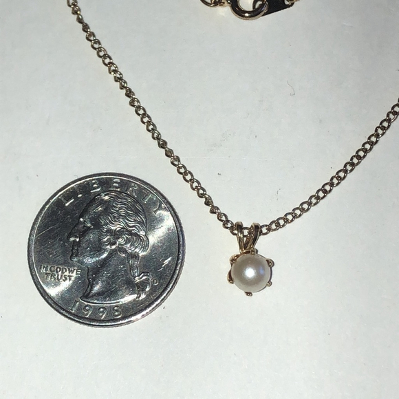 Vintage Gold Tone Chain Dainty Faux Pearl Pendant Necklace - Picture 3 of 7